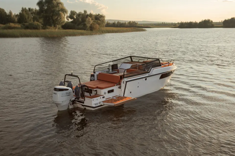 Wide rear view of SEARENE 815 OPEN on the water