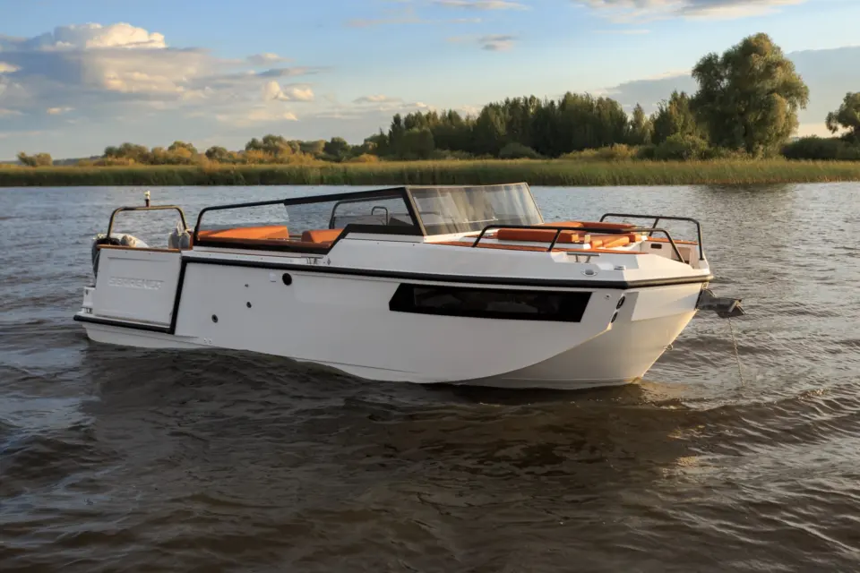 SEARENE 815 OPEN on the river — side exterior view