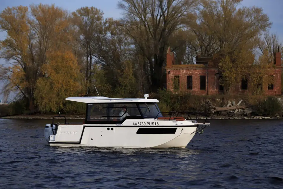 SEARENE 815 HardTop exterior, side view on water