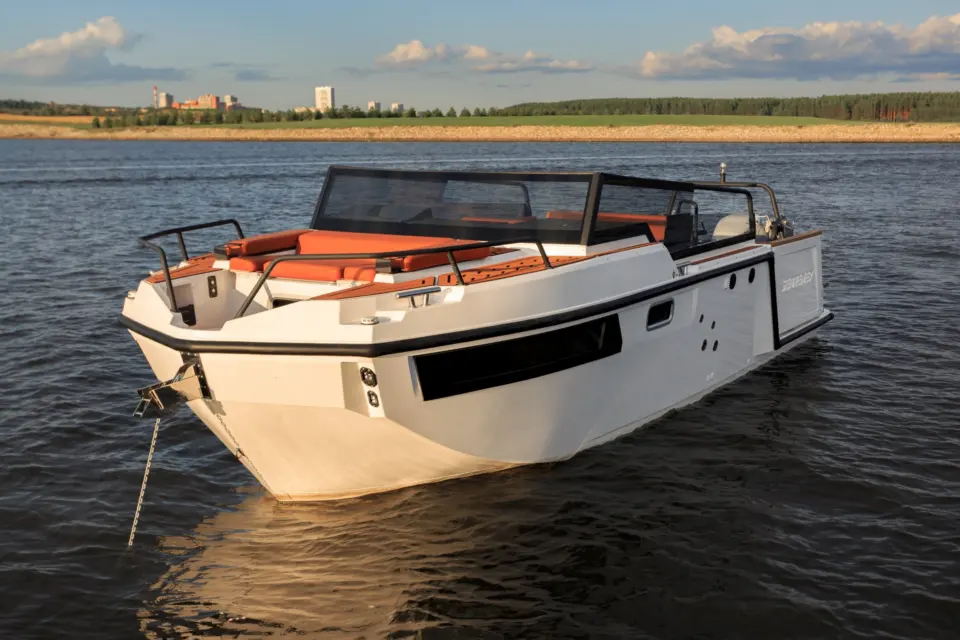 SEARENE 815 OPEN on the river — panoramic exterior view