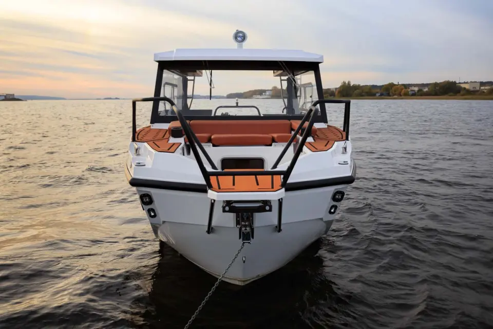 SEARENE 815 HardTop exterior, front bow view