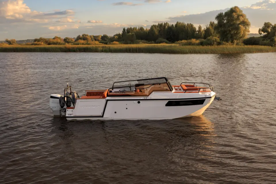 SEARENE 815 OPEN — front exterior view on the water