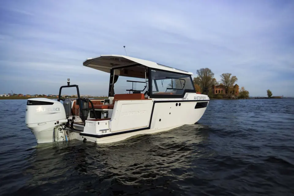 SEARENE 815 HardTop exterior, stern quarter view