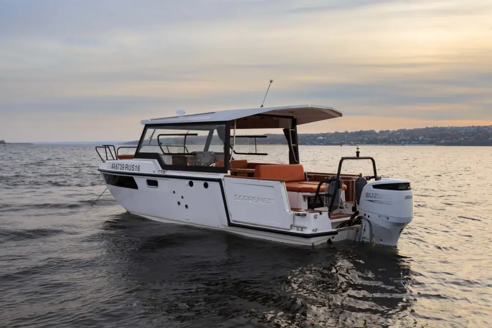 SEARENE 815 HardTop exterior, side angle on water