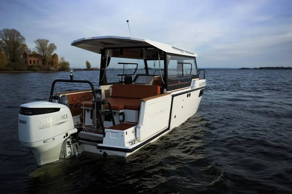 SEARENE 815 HardTop exterior, stern with outboard engine
