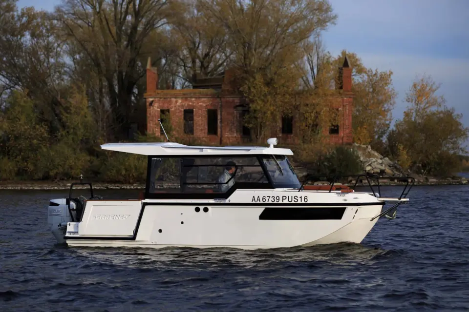SEARENE 815 HardTop boat exterior, side profile view
